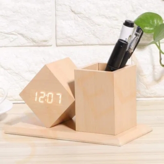 Horloge Réveil Numérique En Bois Avec Porte-Stylo – Contrôle Vocal, LED, 3 Alarmes, Double Alimentation - Beige