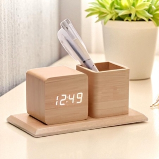 Horloge Réveil Numérique Beige En Bois Avec Porte-Stylo – Contrôle Vocal, LED, 3 Alarmes, Double Alimentation