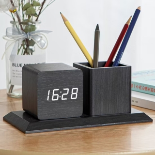 Horloge Réveil Numérique Noir En Bois Avec Porte-Stylo – Contrôle Vocal, LED, 3 Alarmes, Double Alimentation