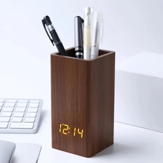 Horloge Réveil Numérique LED 2 en 1 – Multifonction avec Porte-Stylo, Contrôle Vocal, 3 Alarmes, Double Alimentation & Affichage de la Température - Marron